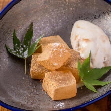 Warabimochi (bracken-starch dumpling covered in sweet, toasted soybean flour)