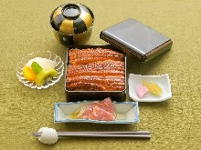 Eel served over rice in a lacquered box