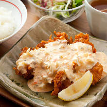 Fried chicken with vinegar and tartar sauce