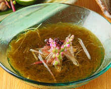 Mozuku seaweed dressed with vinegar