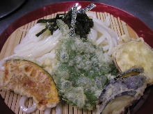 Wheat noodles topped with grated daikon radish