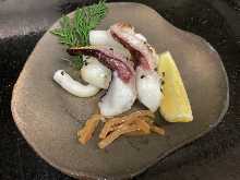 Salted and grilled squid tentacles