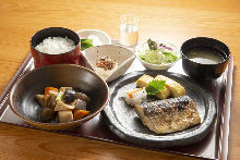 Salted and grilled mackerel set meal