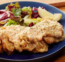 Fried chicken with vinegar and tartar sauce