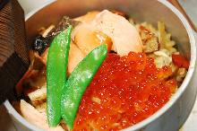 Salmon and salmon roe kamameshi (pot rice)