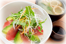 Raw tuna rice bowl