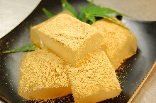 Warabimochi (bracken-starch dumpling covered in sweet, toasted soybean flour)