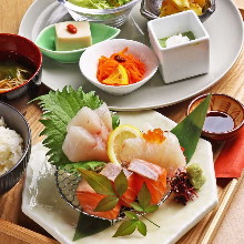 Lunch plate with 3 kinds of sashimi and side dishes