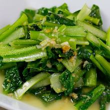 Stir-fried Chinese cabbage and garlic with salt