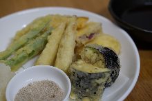 Assorted tempura of 5 kinds of seasonal vegetables