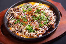 Tonpei-yaki (stir-fried cabbage and meat topped with egg)