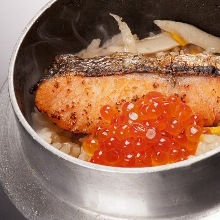 Salmon and salmon roe kamameshi (pot rice)