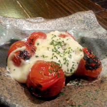 Grilled tomatoes with cheese