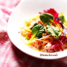 Cream soup spaghetti with shrimp and vegetables