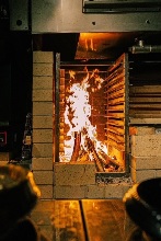 Using a firewood fire, the food is cooked to bring out the full flavor of the ingredients.