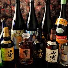Enjoy Japanese whiskey and other alcoholic beverages with your meal.