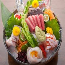 Sugata-zukuri (sliced sashimi served maintaining the look of the whole fish) of the day, 5 kinds