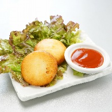 Crunchy fried rice cake and cheese