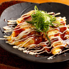 Tonpei-yaki (stir-fried cabbage and meat topped with egg)