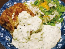 Fried chicken with vinegar and tartar sauce