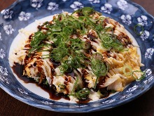 Tonpei-yaki (stir-fried cabbage and meat topped with egg)