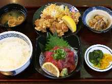 Fried chicken and sashimi meal set