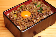 Simmered beef rice bowl