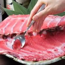 Nakaochi (tuna rib) scrape on the bone