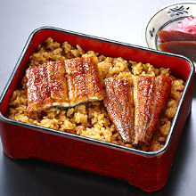 Eel served over rice in a lacquered box