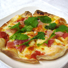 Raw ham pizza