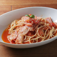 Tomato sause pasta with basil