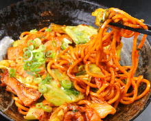 Yakisoba noodles with pork and kimchi
