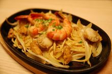 Yakisoba noodles with seafood