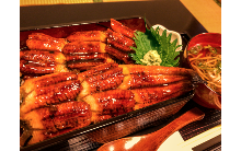 Eel served over rice in a lacquered box