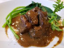 Beef tendon stewed in red wine