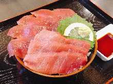 Tuna tasting bowl with red meat and fatty bluefin tuna