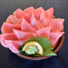 Luxury rice bowl made with 15 pieces of fatty tuna