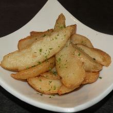 Fried unpeeled potatoes