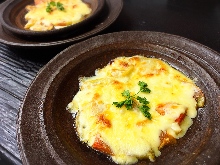 Grilled tomatoes with cheese