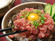 Raw fatty tuna and spring onion rice bowl