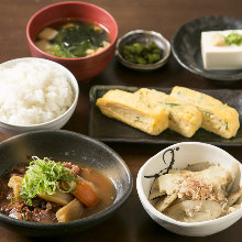 Set meal of beef sinew radish, Japanese omelet, bamboo shoots and burdock cooked with bonito flakes