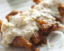 Fried chicken with vinegar and tartar sauce