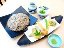 Buckwheat noodles served on a bamboo strainer with chicken