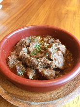 Beef tendon stewed in red wine