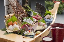 Sashimi boat (8 selections)