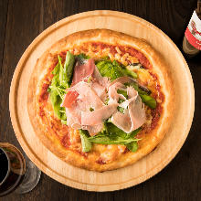 Prosciutto and arugula pizza