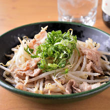 Stir-fried bean sprouts