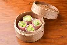 Steamed lettuce wrapped with pig meat