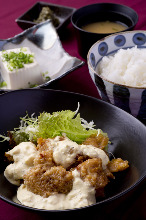 Fried chicken with vinegar and tartar sauce