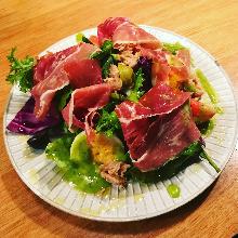 Tomato and raw ham salad